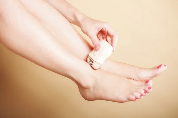 Frau rasiert Bein mit Rasierer Enthaarung Körperpflege — Stockfoto