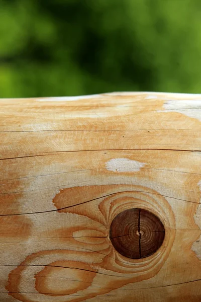 Planche nouée en bois fond bokeh vert — Photo