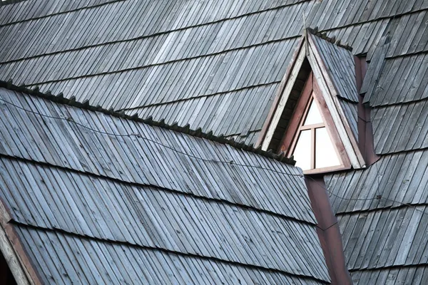Detalhe da telha de madeira protetora no telhado — Fotografia de Stock