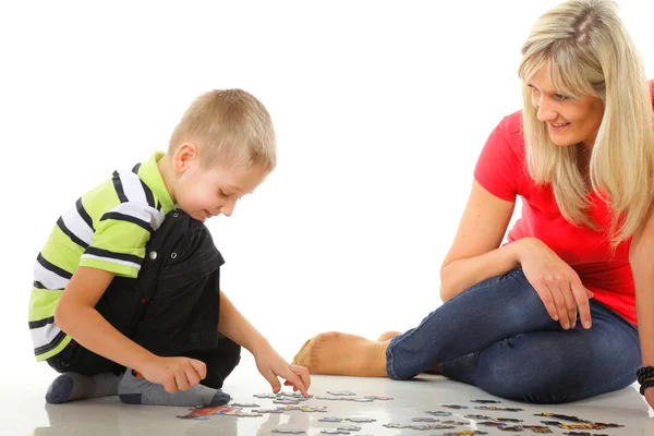 Mãe jogando quebra-cabeça junto com seu filho — Fotografia de Stock