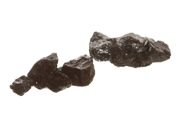 Morceaux de charbon pépite de carbone isolé sur blanc — Photo