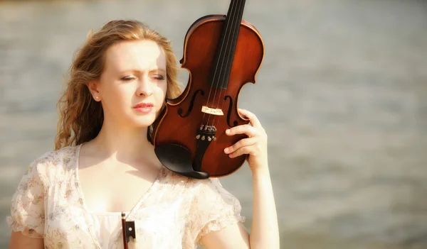 Retrato menina loira com um violino ao ar livre — Fotografia de Stock