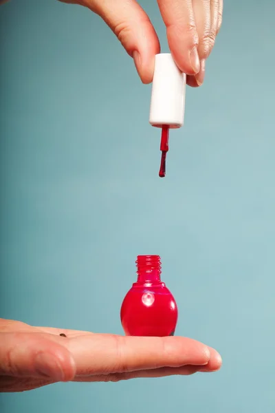 Pediküre Maniküre roter Nagellack auf weiblicher Handfläche — Stockfoto