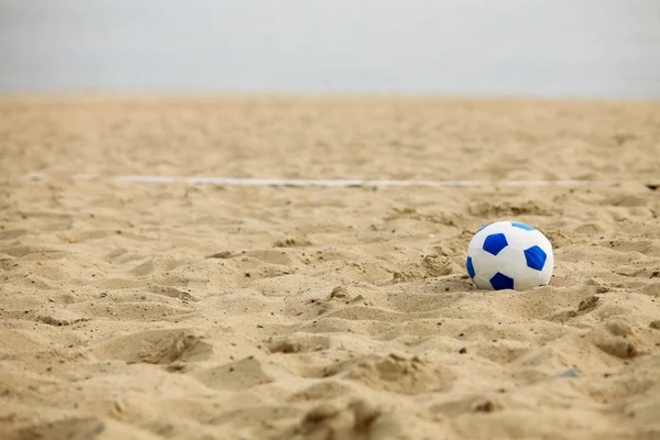 Fußballtor und Ball, Beachsoccer — Stockfoto