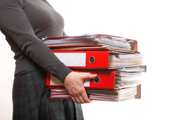 Trabalhadora de escritório feminina carregando uma pilha de arquivos — Fotografia de Stock