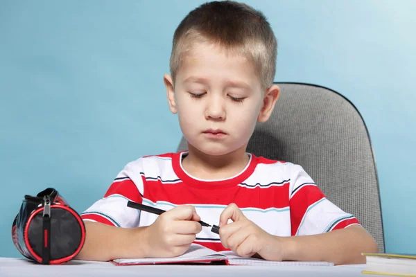 Jeune garçon mignon dessine avec des crayons de couleur — Photo