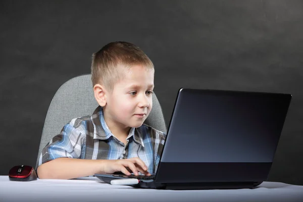 Dipendenza dal computer bambino con notebook portatile — Foto Stock