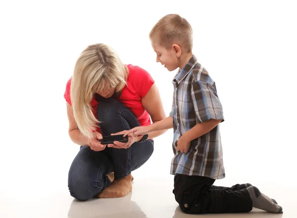 Mãe e filho jogando videogame no telefone inteligente — Fotografia de Stock