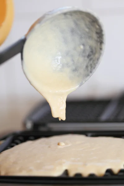 Ferro waffle preparando waffles na cozinha — Fotografia de Stock