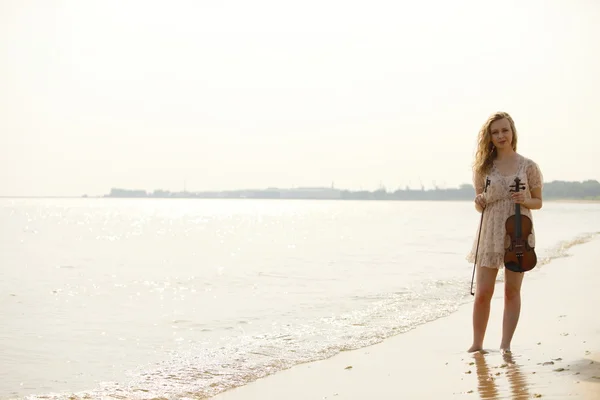 The blonde girl with a violin outdoor — Stock Photo, Image