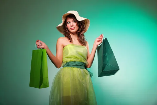 Jeune femme de printemps avec sac à provisions — Photo