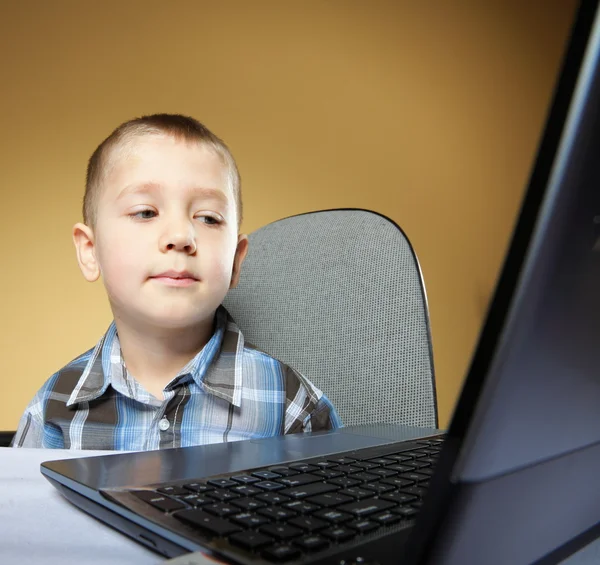 Dipendenza dal computer bambino con notebook portatile — Foto Stock