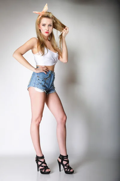 Mooie blonde vrouw retro styling — Stockfoto