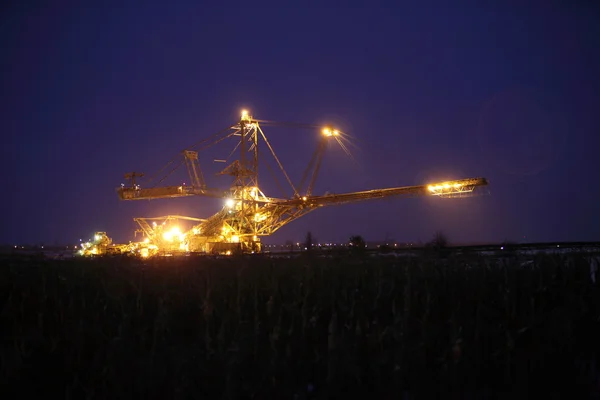 Giant excavator in a coal open pit evening — Stock Photo, Image