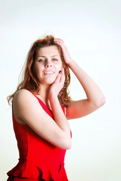 Mujer joven en vestido rojo en el muelle — Foto de Stock