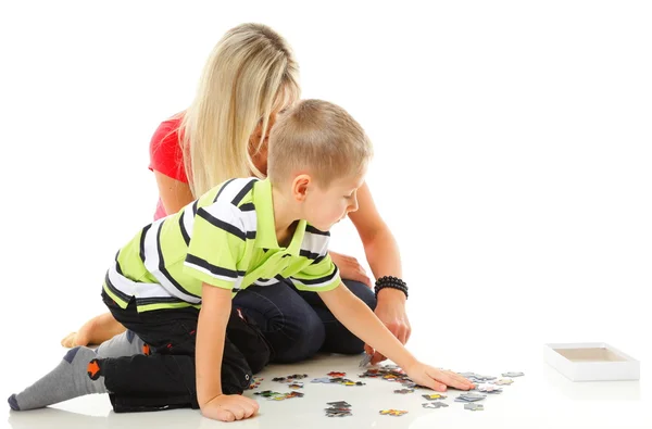 Mère jouer puzzle avec son fils — Photo