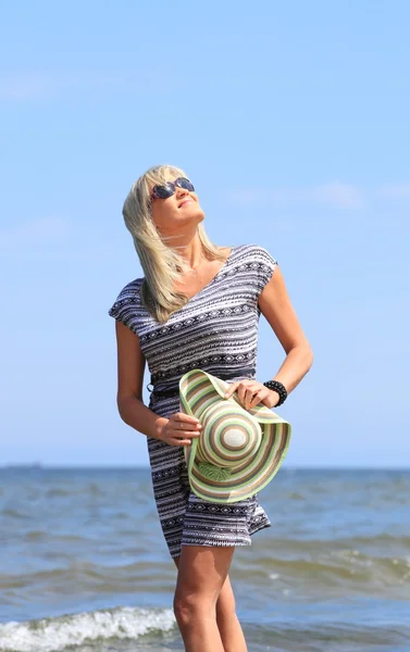 Зріла жінка на пляжі літній відпочинок — стокове фото