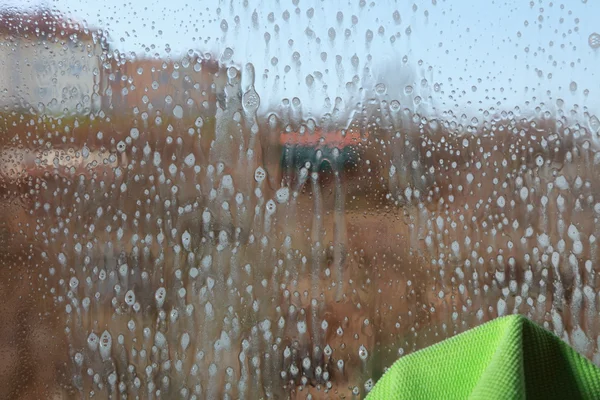 Gouttes sur la fenêtre de nettoyage des vitres — Photo