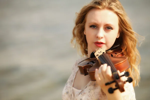 Portrait blonde girl with a violin outdoor — Stock Photo, Image