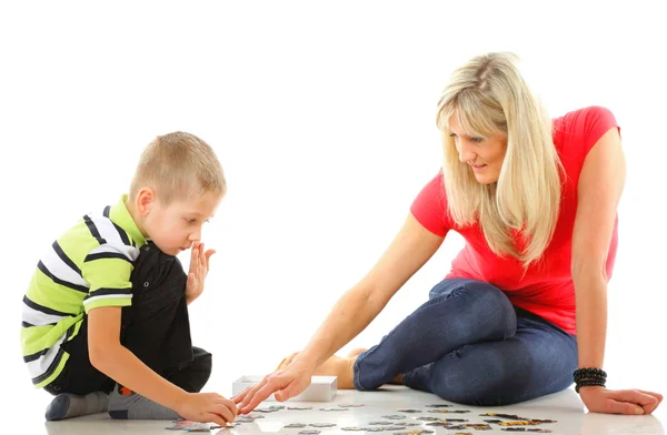 Madre jugando puzzle junto con su hijo —  Fotos de Stock