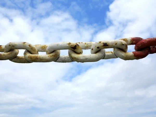 Çelik metal zincir gökyüzü arkaplanını bağlar — Stok fotoğraf