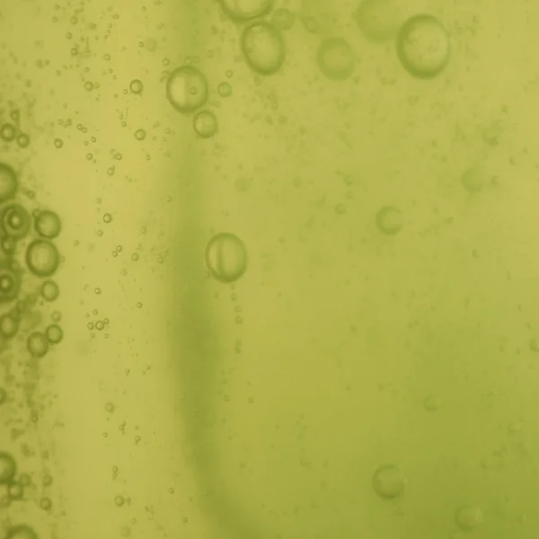 石鹸の泡の緑の液体の背景 — ストック写真