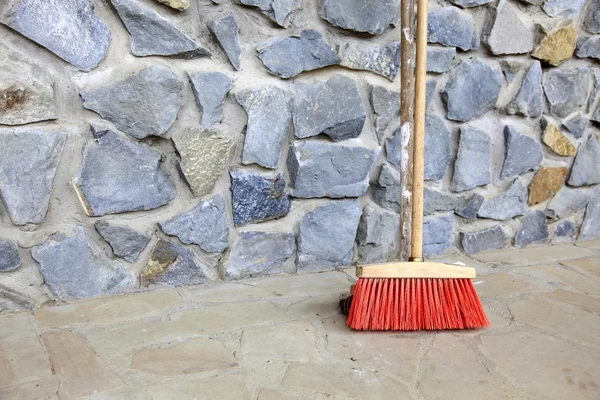 Grande scopa a parete esterna - lavori domestici — Foto Stock