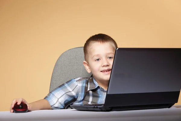 Adicción a la computadora niño con portátil portátil — Foto de Stock