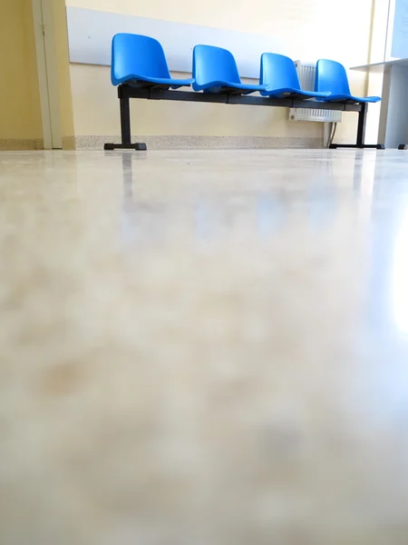 Tabourets bleus dans la salle d'attente — Photo
