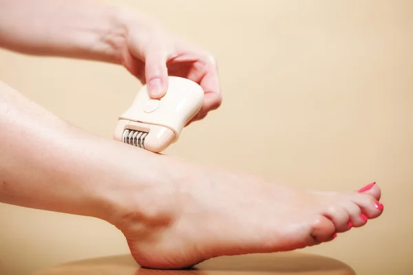 Woman shaving leg with shaver depilation body care — Stock Photo, Image