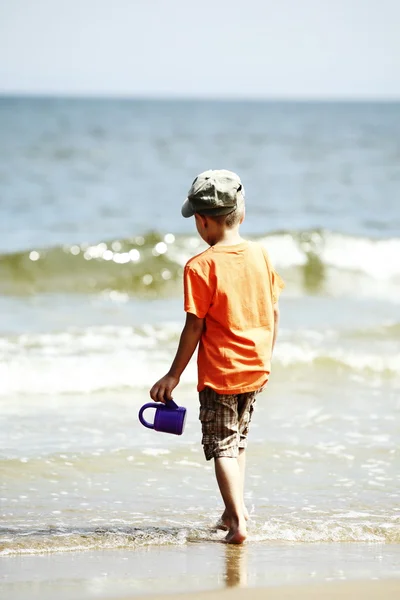 해변에서 장난감을 재생 하는 소년 — 스톡 사진