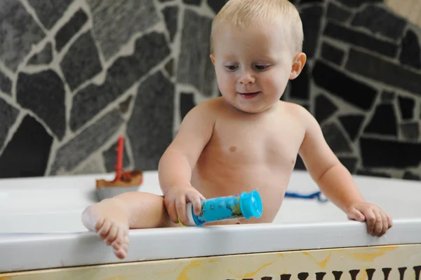 Menino pequeno tomando um banho brincando — Fotografia de Stock