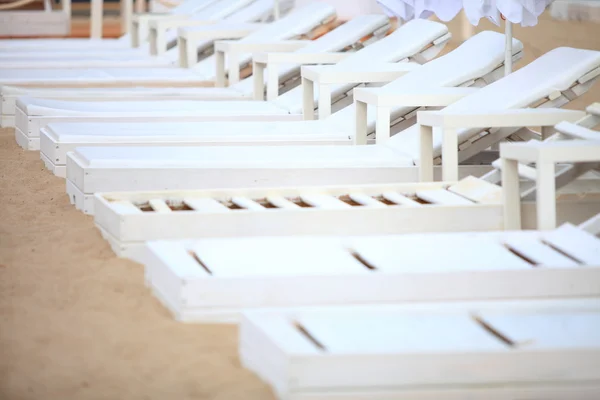 Sedie a sdraio bianche sulla spiaggia di sabbia — Foto Stock