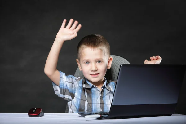 Niño triunfante con un ordenador portátil —  Fotos de Stock