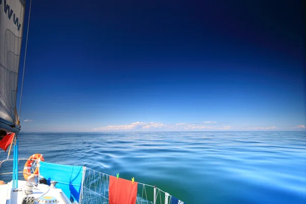 Segelbåt segling i blått hav. Turism — Stockfoto