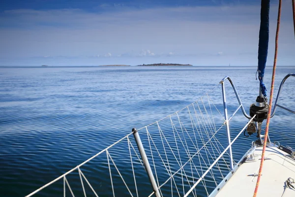 Yate de vela navegando en mar azul. Turismo — Foto de Stock