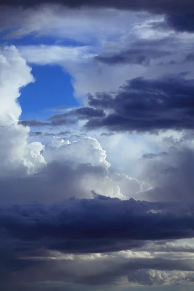 Deep blue sky with storm clouds before rain — Stock Photo, Image