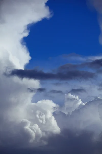 Deep blue sky with storm clouds before rain — Stock Photo, Image