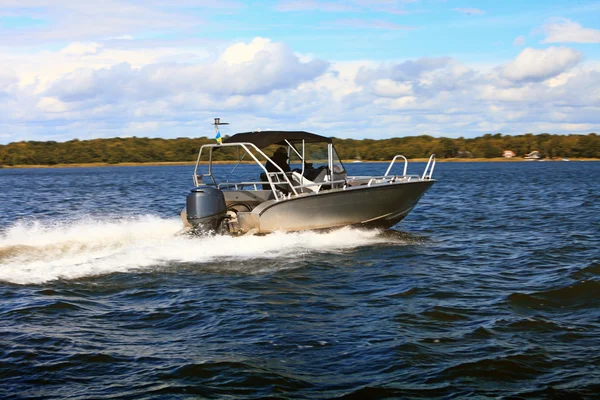 Snabb motorbåt i Östersjön makt båtliv — Stockfoto