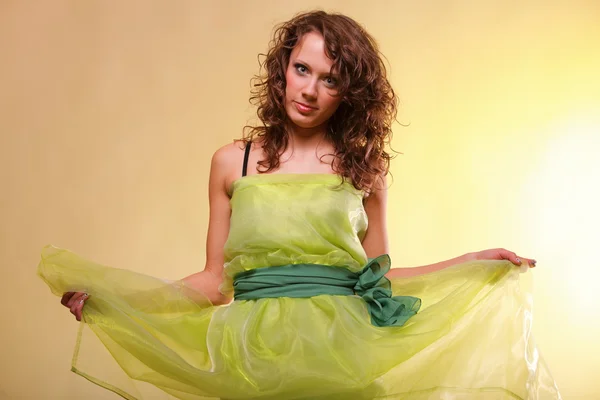 Hermoso retrato de mujer de primavera. concepto verde — Foto de Stock