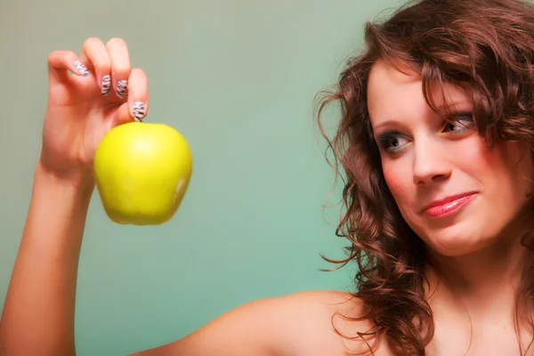 Belle femme de printemps avec pomme. Concept vert — Photo