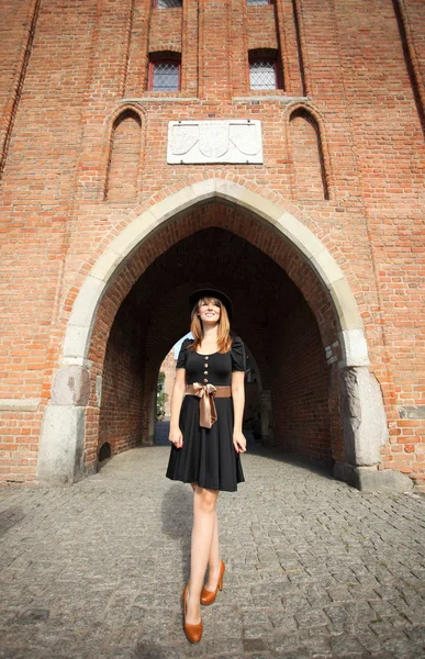 Femme rétro dans la rue de la vieille ville Gdansk — Photo