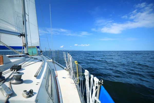Jacht żaglowy pływający w błękitnym morzu. Turystyka — Zdjęcie stockowe