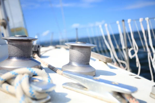 Plachetnice plující v modrém moři. Cestovní ruch — Stock fotografie