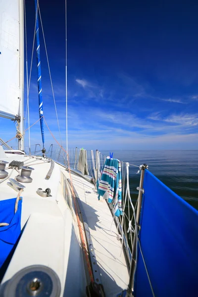 游艇在蓝色的大海中航行.旅游业 — 图库照片