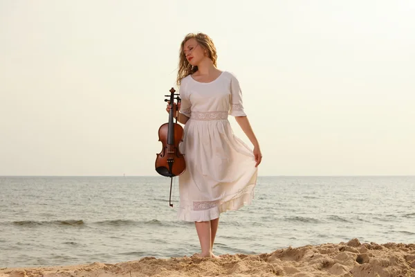 A menina loira com um violino ao ar livre — Fotografia de Stock