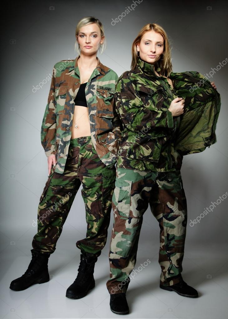 Dos mujeres vestidas de militares chicas del ej rcito fotograf a