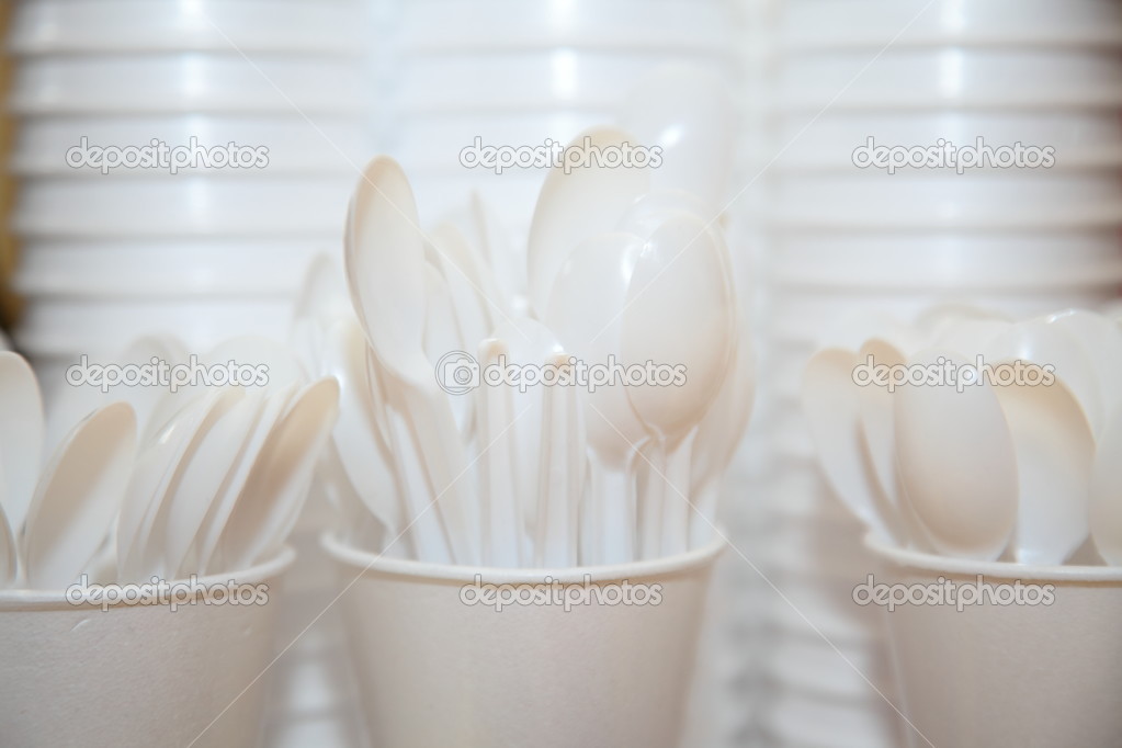 Cuillères Blanches Jetables En Plastique Sur Un Fond D'une Table