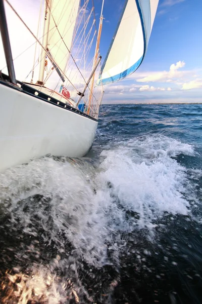 Veleiro iate navegando em mar azul. Turismo — Fotografia de Stock