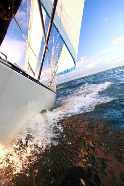Veleiro iate navegando em mar azul. Turismo — Fotografia de Stock
